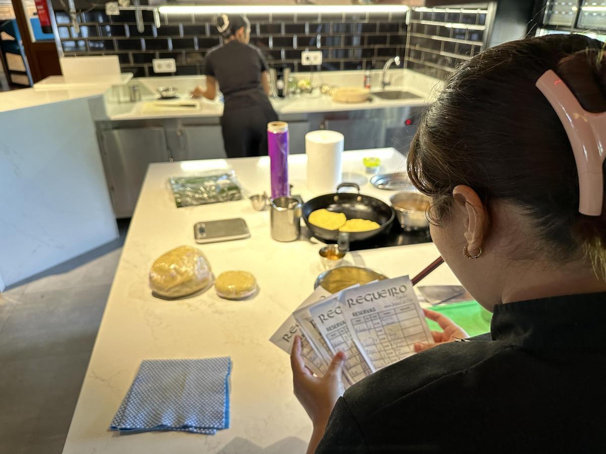 Un momento de la elaboración del menú.