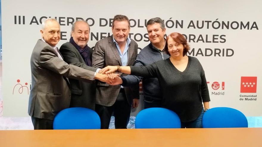 Firma del acuerdo entre CC.OO y UGT y Hostelería Madrid.