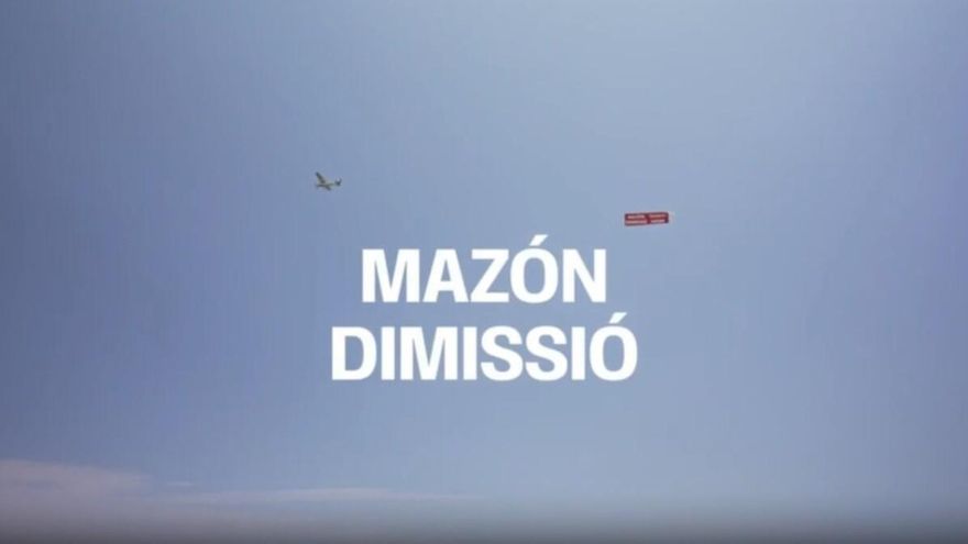 El PSPV-PSOE pide la dimisión de Mazón con una avioneta que sobrevuela las playas de la Comunitat Valenciana