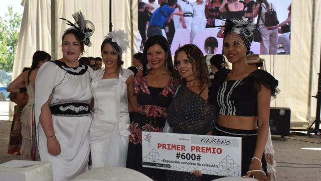 Nidia Arévalo posa coa colección premiada.   | // D.P.