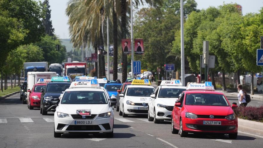 Las autoescuelas sacan más de un centenar de vehículos a las calles de Córdoba para exigir más examinadores