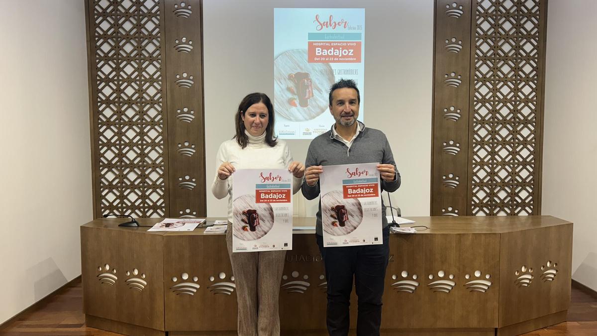 Cristina Pérez y Ricardo Cabezas en la presentación del Gastrofestival Sabor 2025 en la Diputación de Badajoz