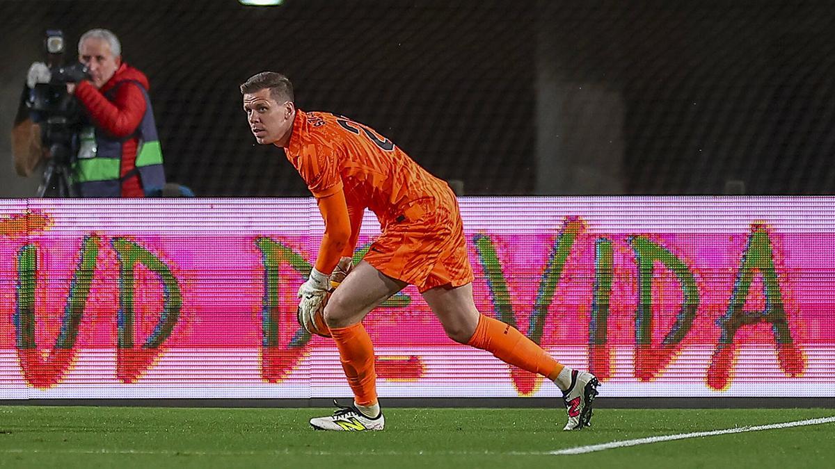 Wojciech Szczesny en acción durante el partido ante Las Palmas