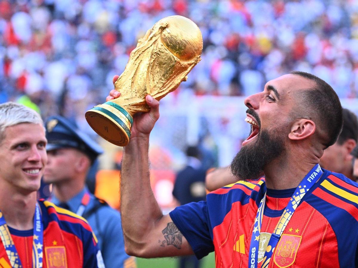 Borja Iglesias levanta el trofeo en presencia de Dani Olmo. | EFE