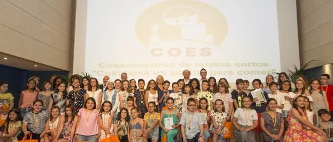 Foto de familia de todos los ganadores y finalistas que asistieron a la gala, junto con los responsables de Coes y la organización.