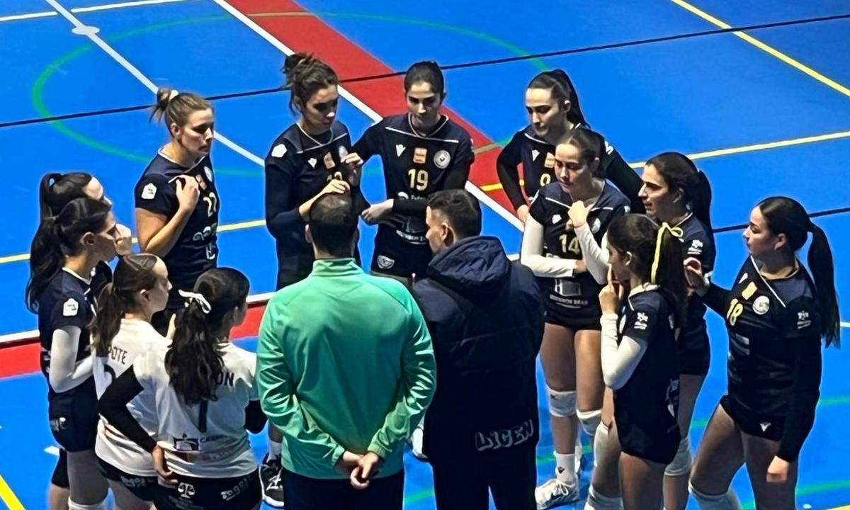 El Licenciados, recibiendo consignas del cuerpo técnico que comanda Juan Pedro Martín.