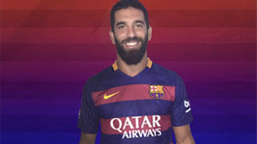 Arda Turan ya luce la camiseta del Barcelona.