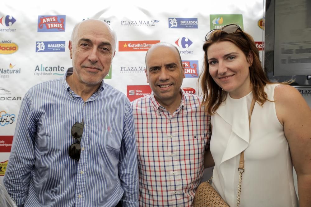 El director general de Gestión de INFORMACIÓN, Juan Antonio López Ruiz de Zuazo, con el alcalde de Alicante, Gabriel Echávarri, y la jefa de prensa de la Alcaldía alicantina, Sonia Rodrigo.