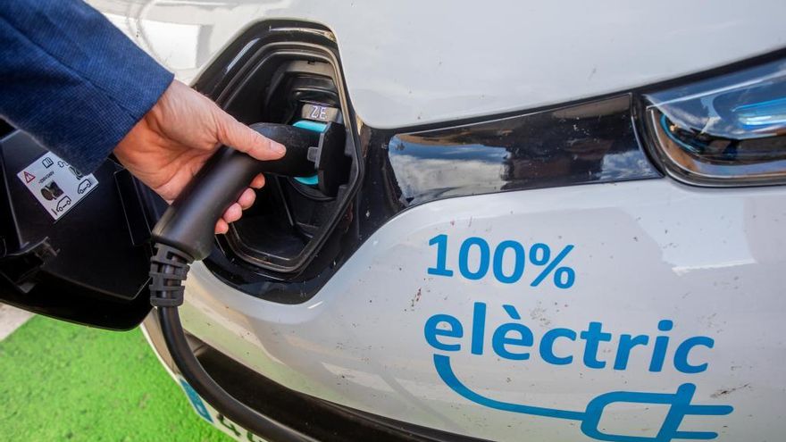 La Generalitat da ayudas de 5.500 euros para la compra de coches eléctricos