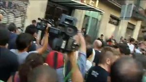Un grup de veïns s’enfronten als impulsors de l’acció feixista.
