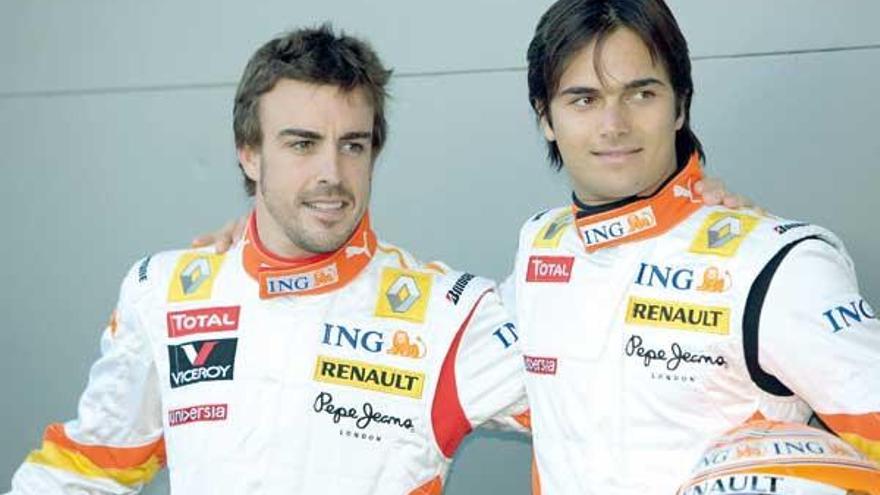 Alonso y Piquet, durante una presentación de Renault