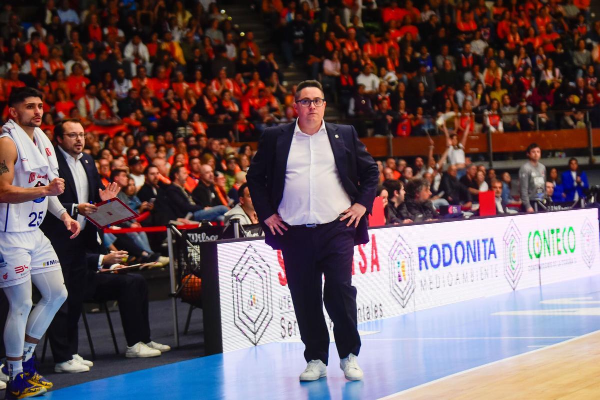 Epi sigue el Leyma-Obradoiro desde la banda del Coliseum