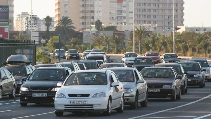 Tráfico denso en la Gran Vía de La Manga.