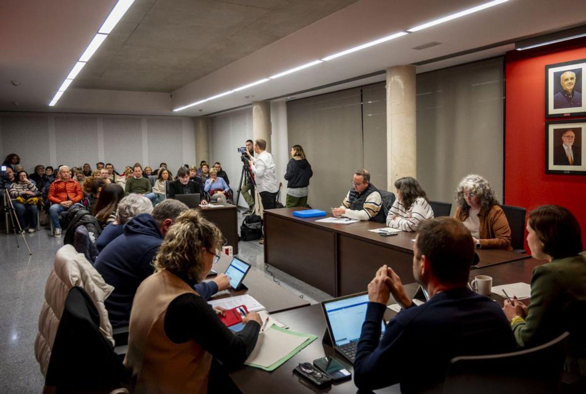 La sala de plens es va omplir per seguir el debat sobre el radar. | JOSEP RIBAS