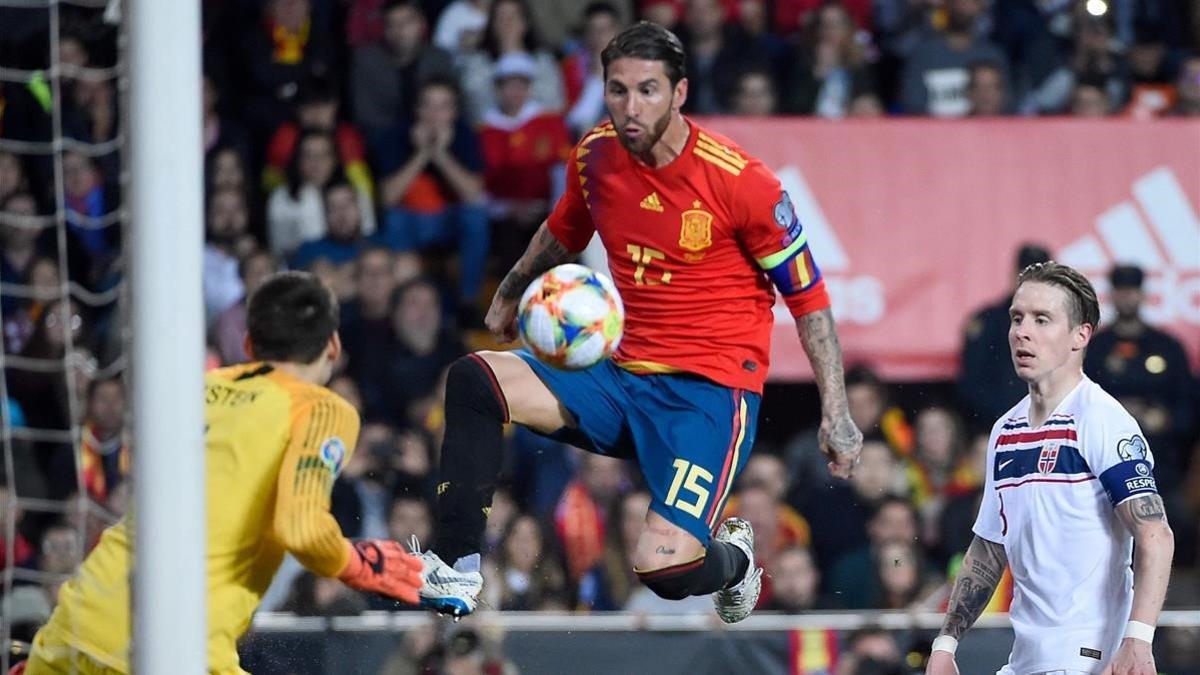 Ramos dispara ante el portero noruego Jarstein, sin suerte.