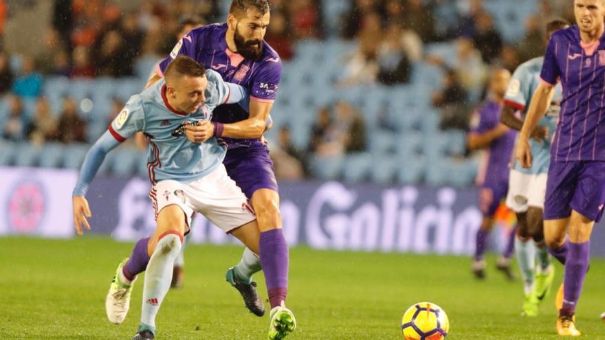 Aspas, agarrado por un jugador del Leganés en el partido de ida // J. Lores