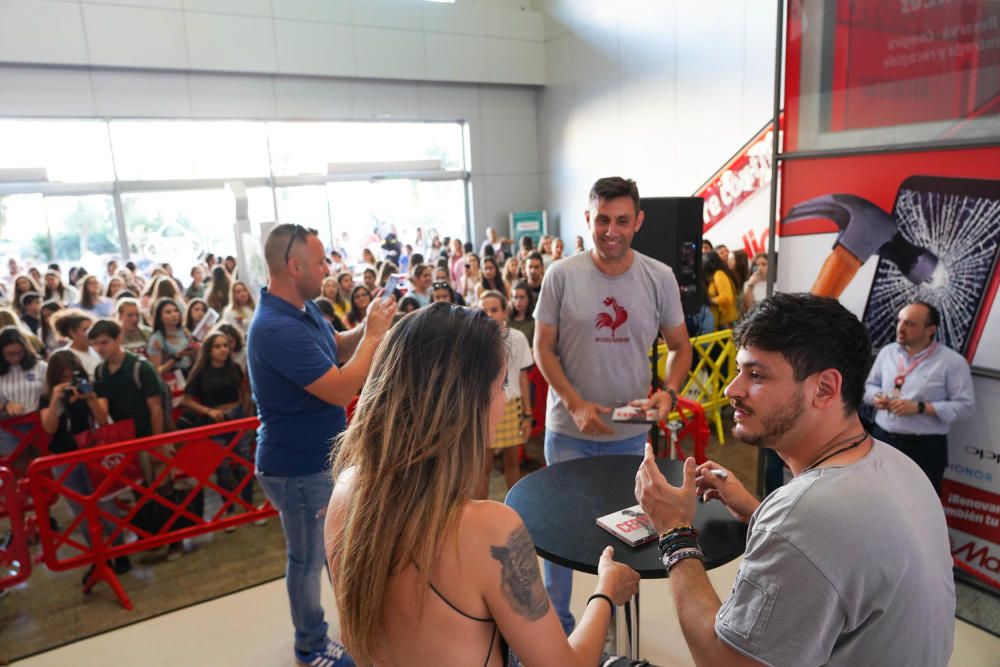 Cientos de aficionados, que hicieron cola horas antes del inicio del evento, pudieron saludar a Cepeda además de llevarse una firma y una foto para el recuerdo.