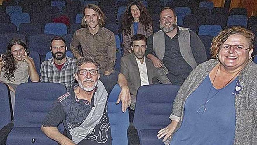 El elenco de la obra, tras uno de los ensayos.