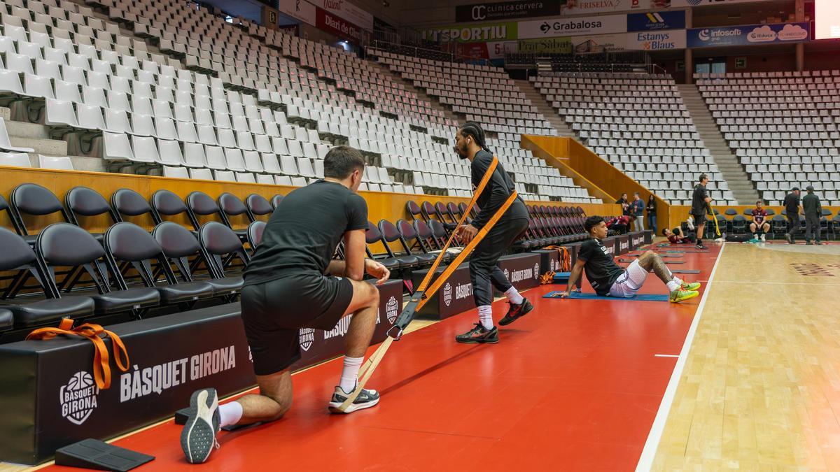 Els jugadors del Bàsquet Girona, entrenant a Fontajau