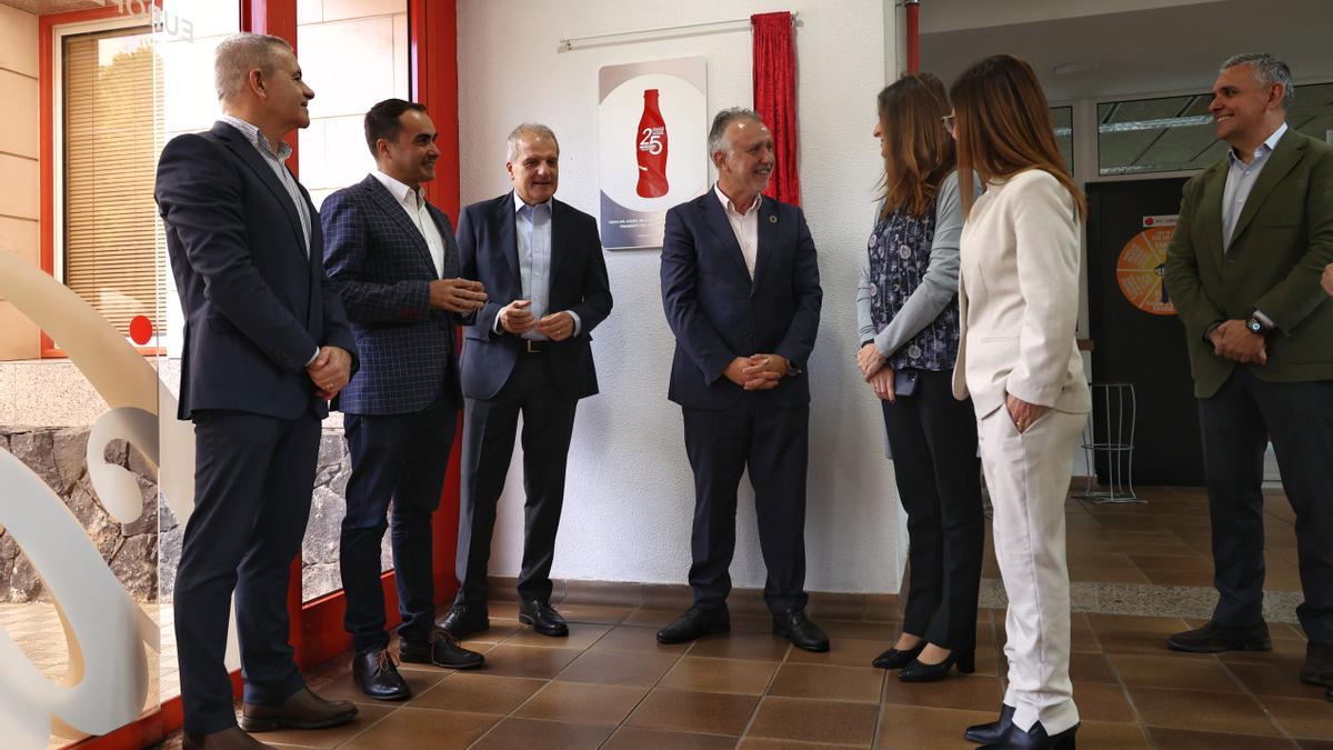 El presidente de Canarias resaltó que la planta de Coca-Cola en Tacoronte es “una industria puntera que da trabajo