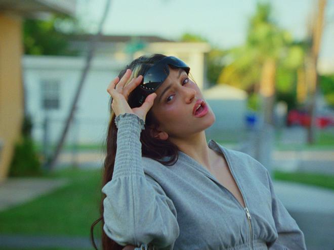 Rosalía en el videoclip de La perla