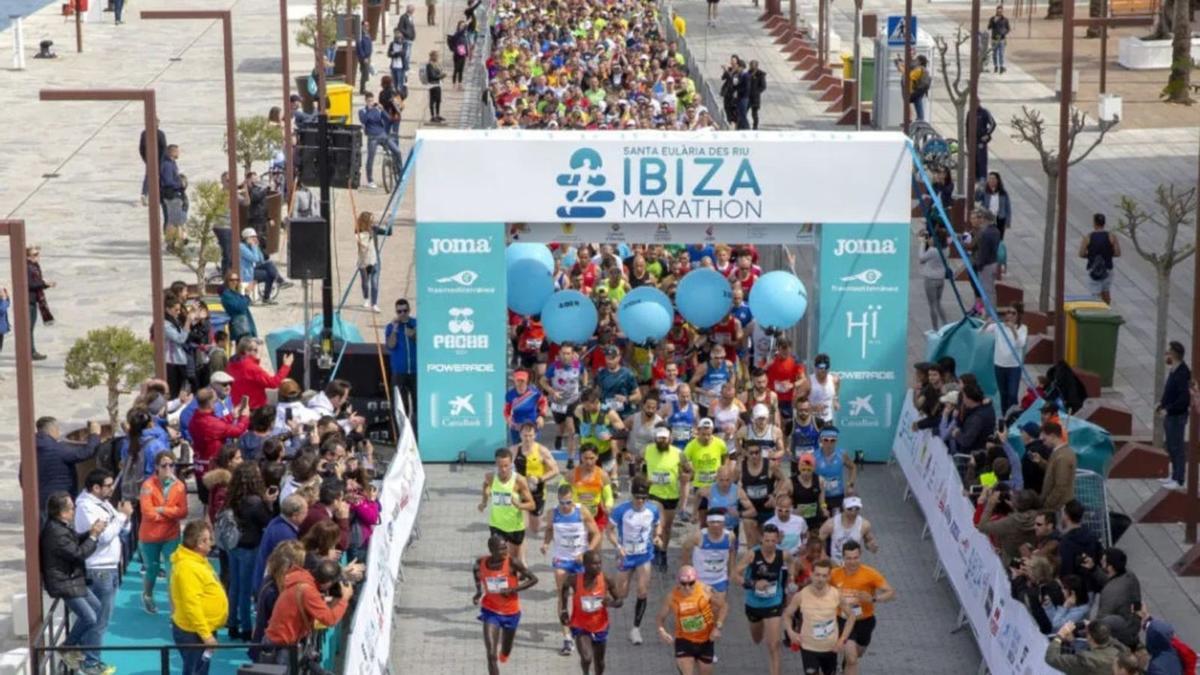 Una imagen de la salida del Santa Eulària-Ibiza Marathon en su edición de 2019, la más numerosa hasta la fecha con 2.400 atletas.