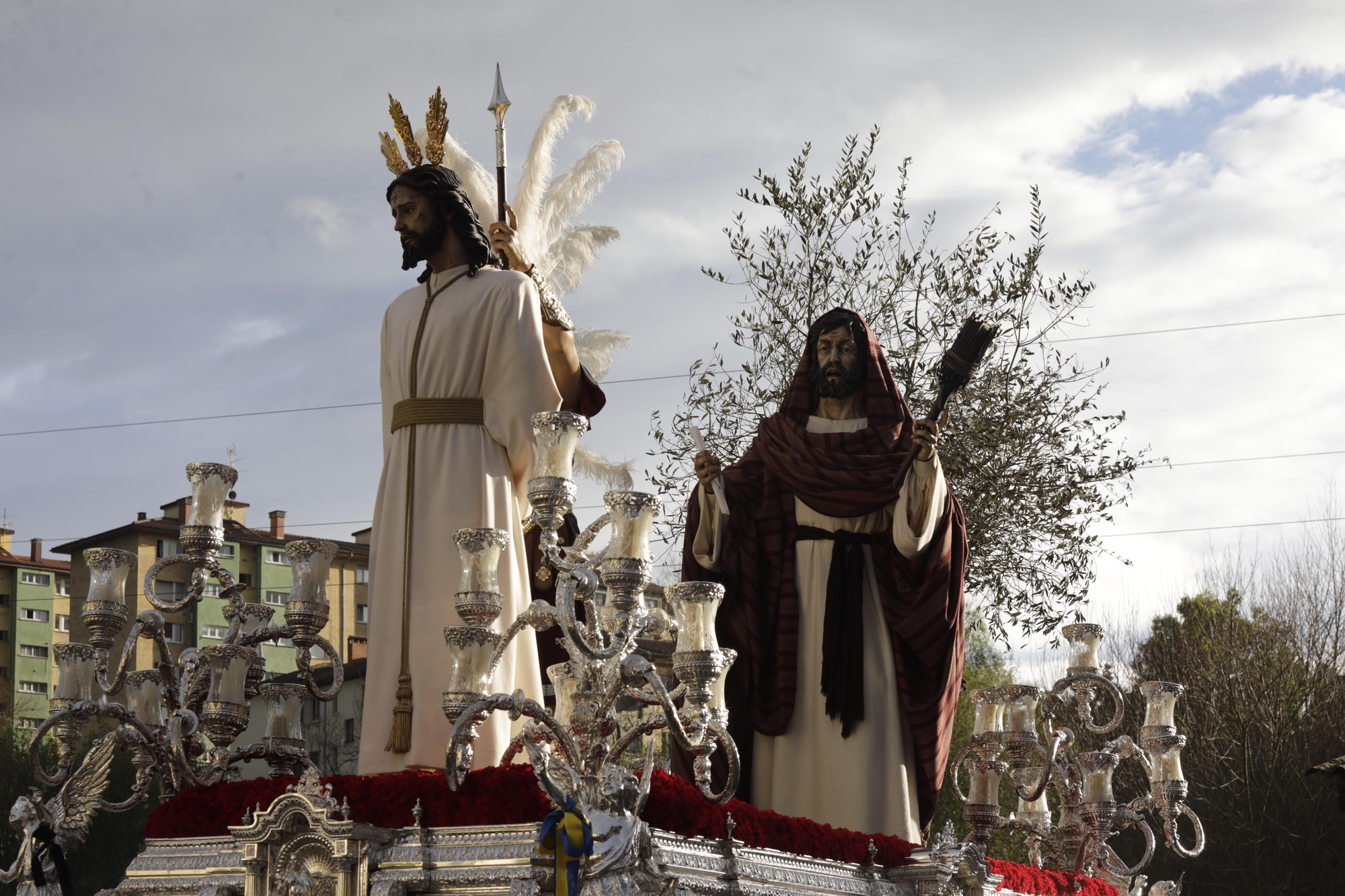 Los Estudiantes llevan al Señor de la Sentencia desde el cielo al Paraíso