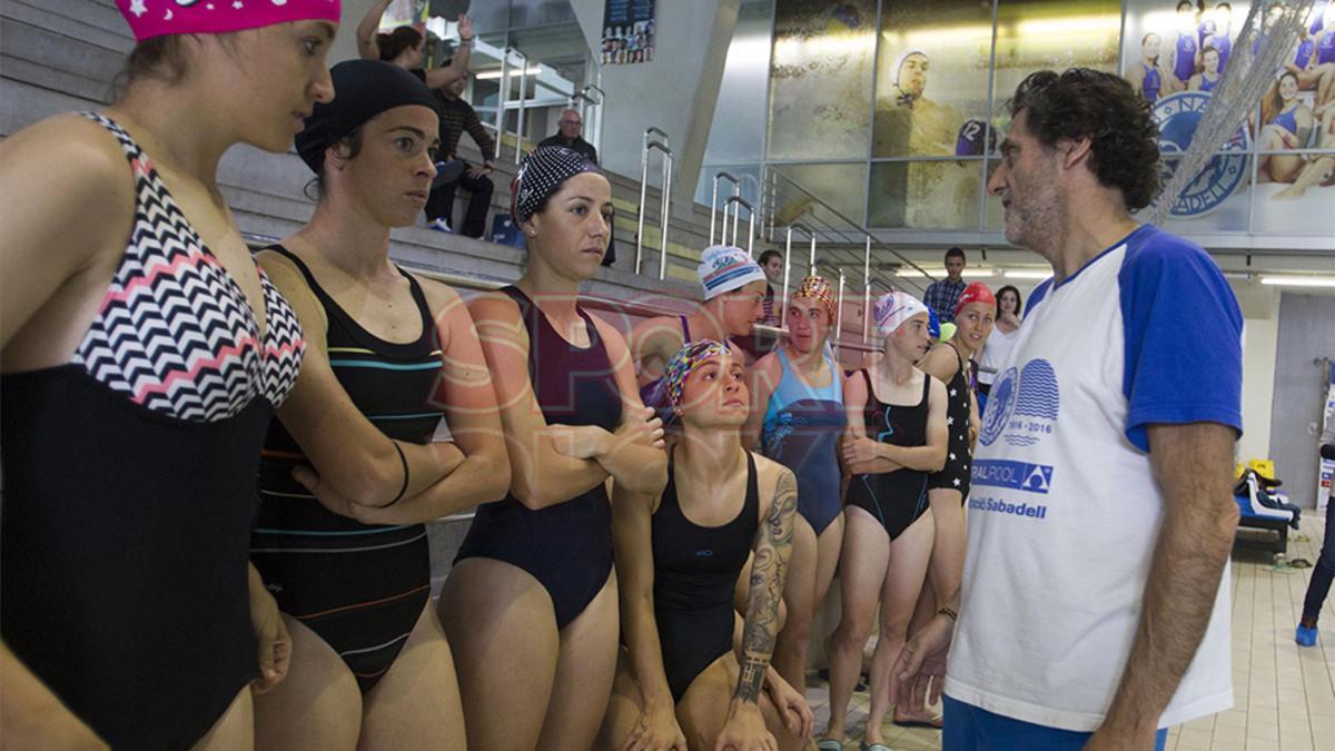 Las futbolistas del Barça se divirtieron en su visita a las waterpolistas del CN Sabadell