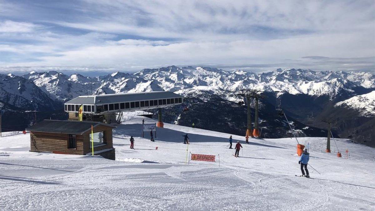 Baqueira Beret. La estación aranesa cuenta con todas las pistas y remontes abiertos para disfrutar de la nieve estos días.