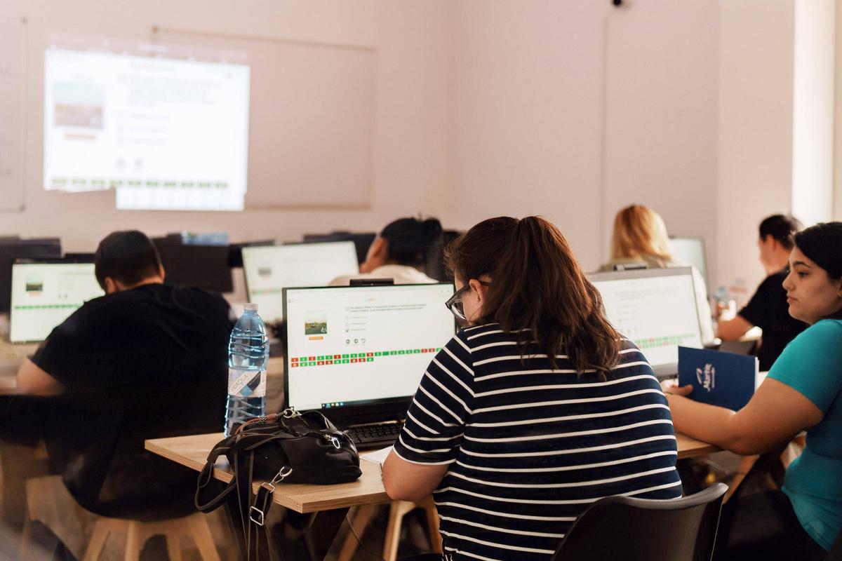 Alumnos preparan el examen teórico en una de las aulas de Autoescuela Martín, en Mérida.