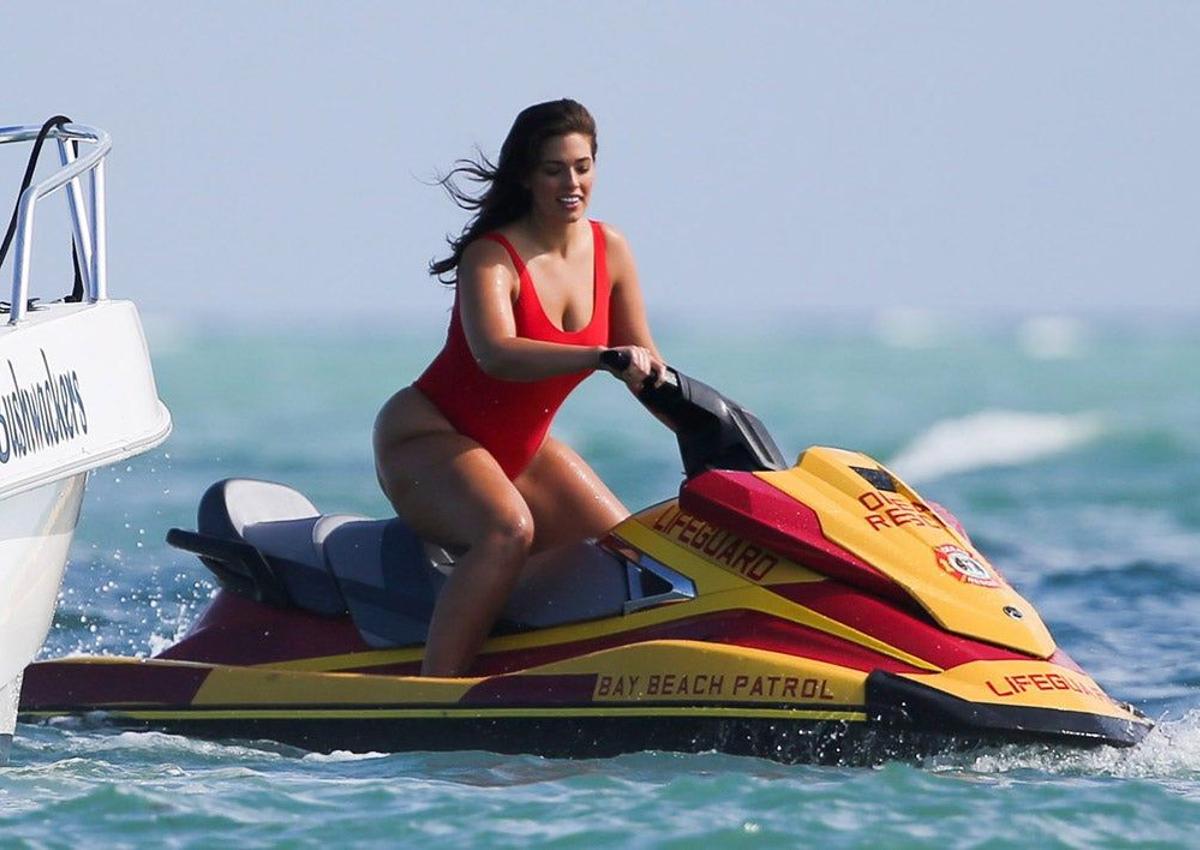 Ashley Graham sobre una moto de agua