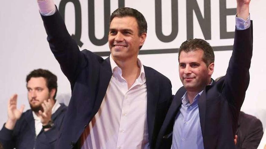 Pedro Sánchez, izquierda, y Luis Tudanca, ayer en Valladolid.