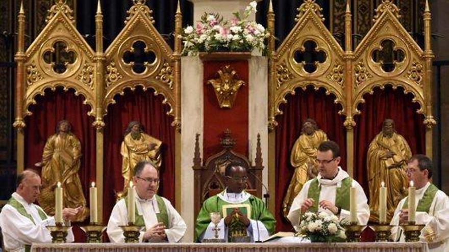 Gran expectació per veure el debut del primer capellà africà de la història de la Seu