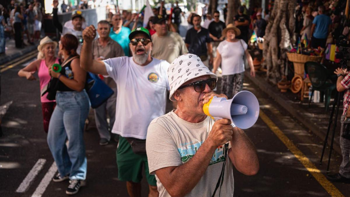 Vendedores del Rastro de Santa Cruz salen a la calle para pedir que los puestos vuelvan a la Recova