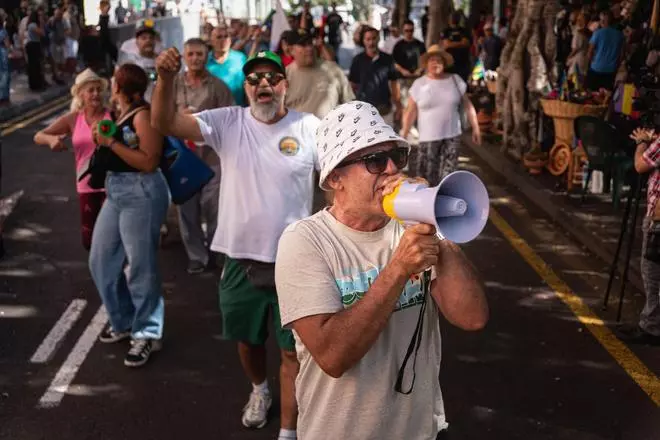 Vendedores del Rastro de Santa Cruz salen a la calle para pedir que los puestos vuelvan a la Recova