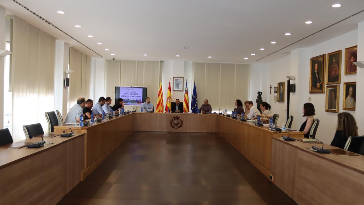 Reunión de los políticos de la Mesa del pacto por el renacimiento de Vila-real.