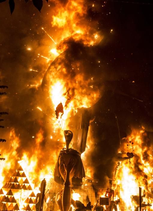 «Amor-Dolor», primer premio de la categoría Especial, arde pasada la una de la mañana bajo la atenta mirada de cientos de personas y una comisión emocionada