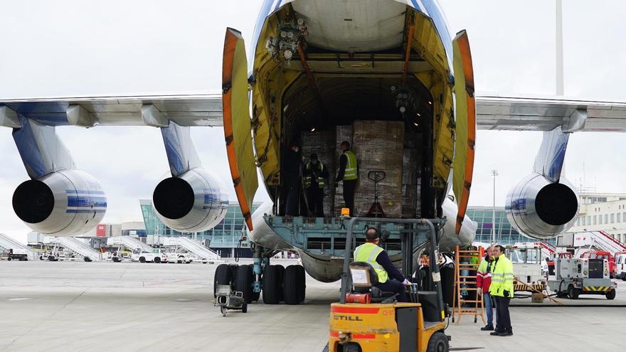 Archivo - Llegada de un cargamento con material sanitario al aeropuerto de Son Sant Joan.