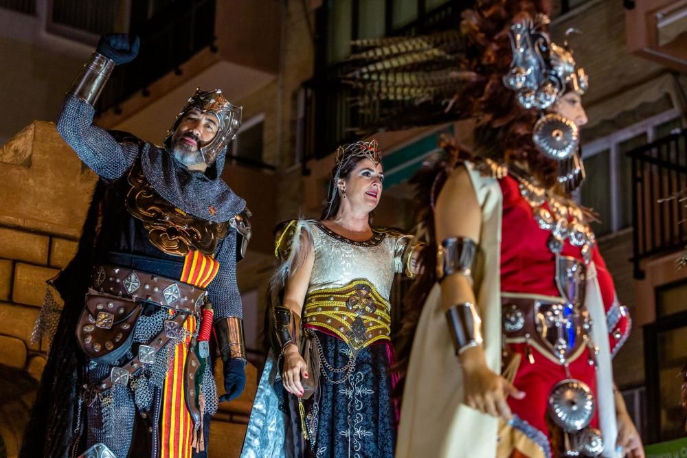 Los Moros y Cristianos hacen suyas las calles de Benidorm.