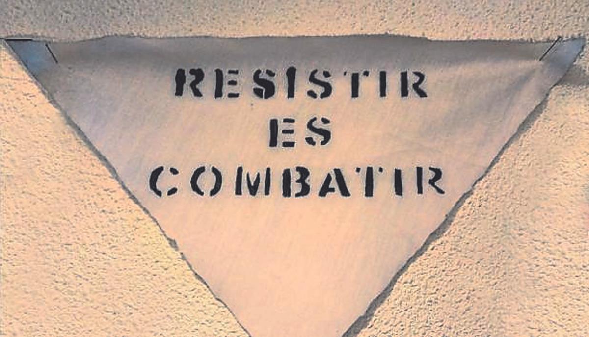 Mocador «Resistir es combatir».