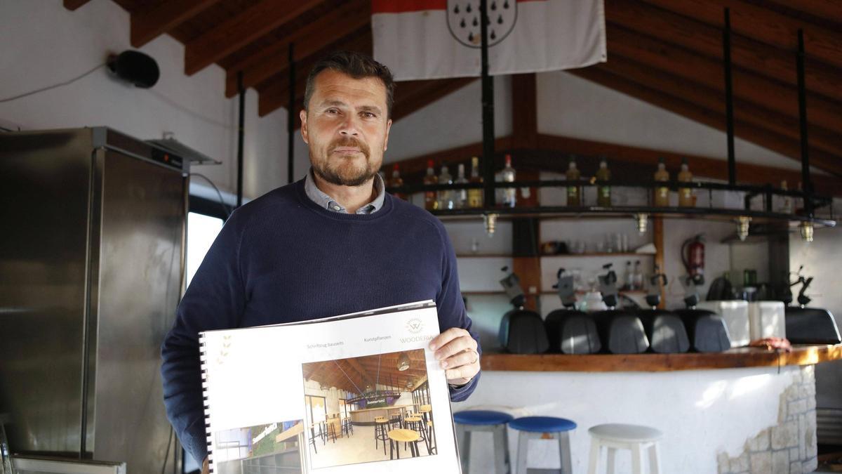 Carlos Lucio in der Bar, die zum Sommerland umgebaut wird.