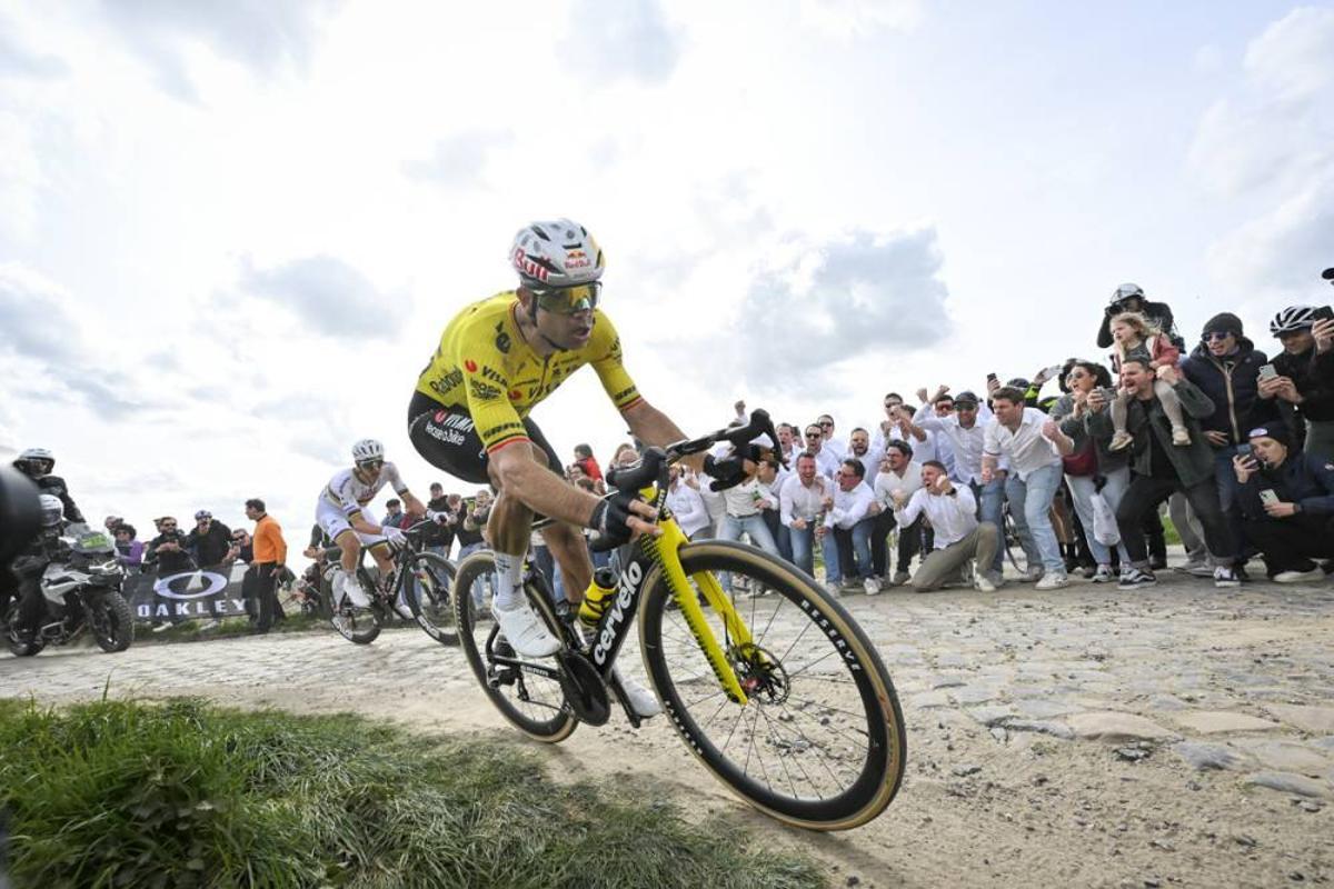 Wout van Aert, en la París Roubaix, seguido por Tadej Pogacar.