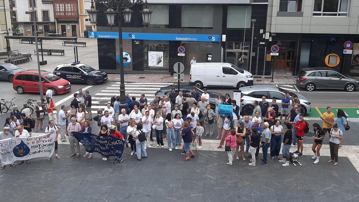 Protesta ciudadana en la plaza del Ayuntamiento, este jueves, mientras se celebraba el Pleno.