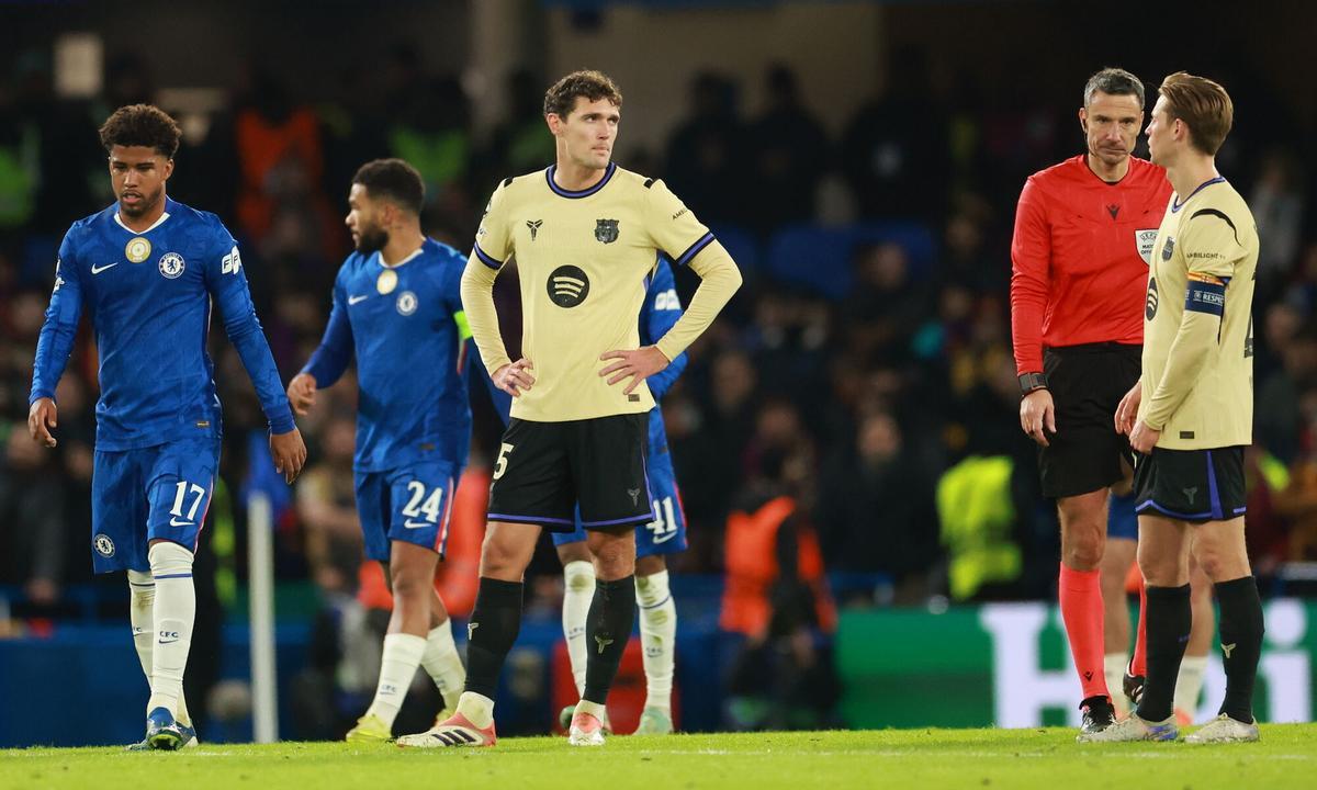 Andreas Christensen escucha a Frenkie de Jong durante el Chelsea-Barça del pasado martes en Stamford Bridge.
