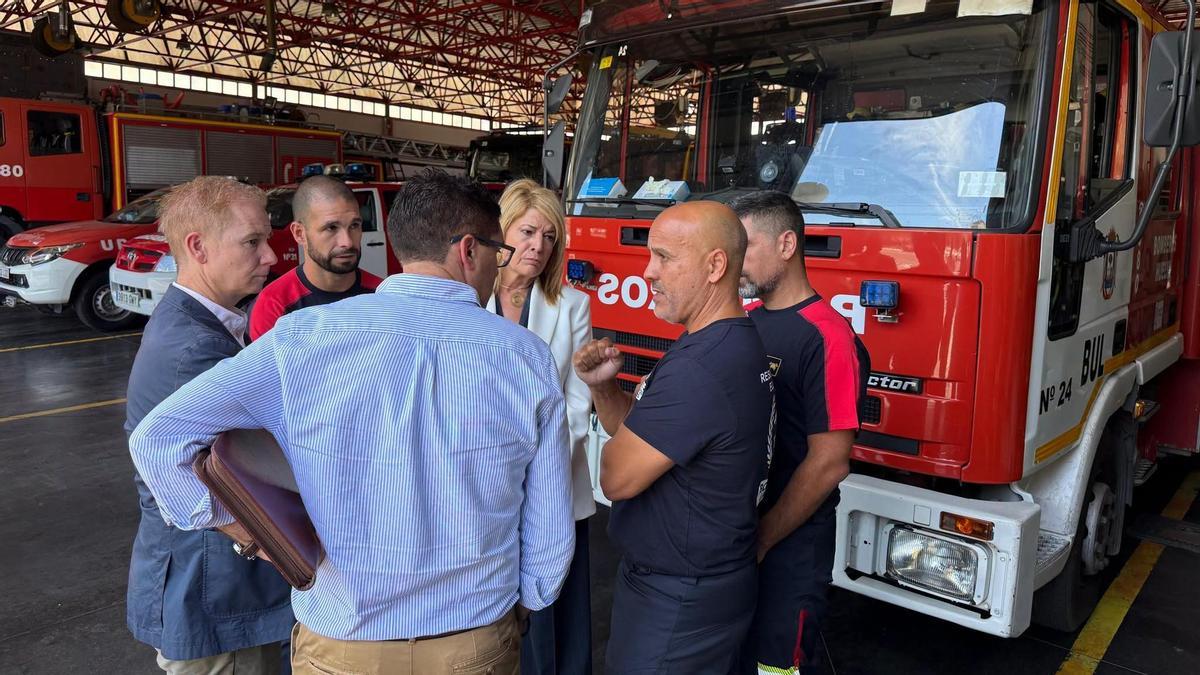 Bomberos de Huelva reunidos con la alcaldesa, Pilar Miranda, antes de su partida a Venezuela.