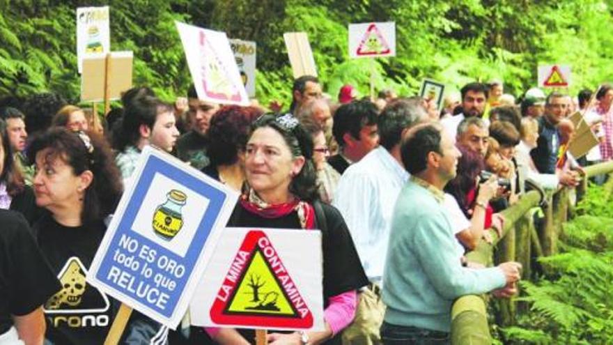 Asistentes a la marcha por el entorno de los lagos de Silva.