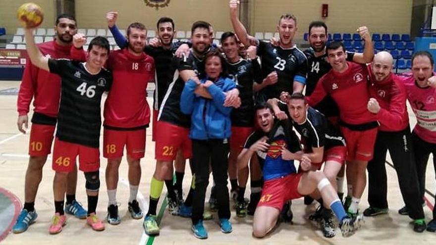 Los jugadores del Almoradí celebran el triunfo cosechado en Pitiu Rochel frente al Sporting Alicante