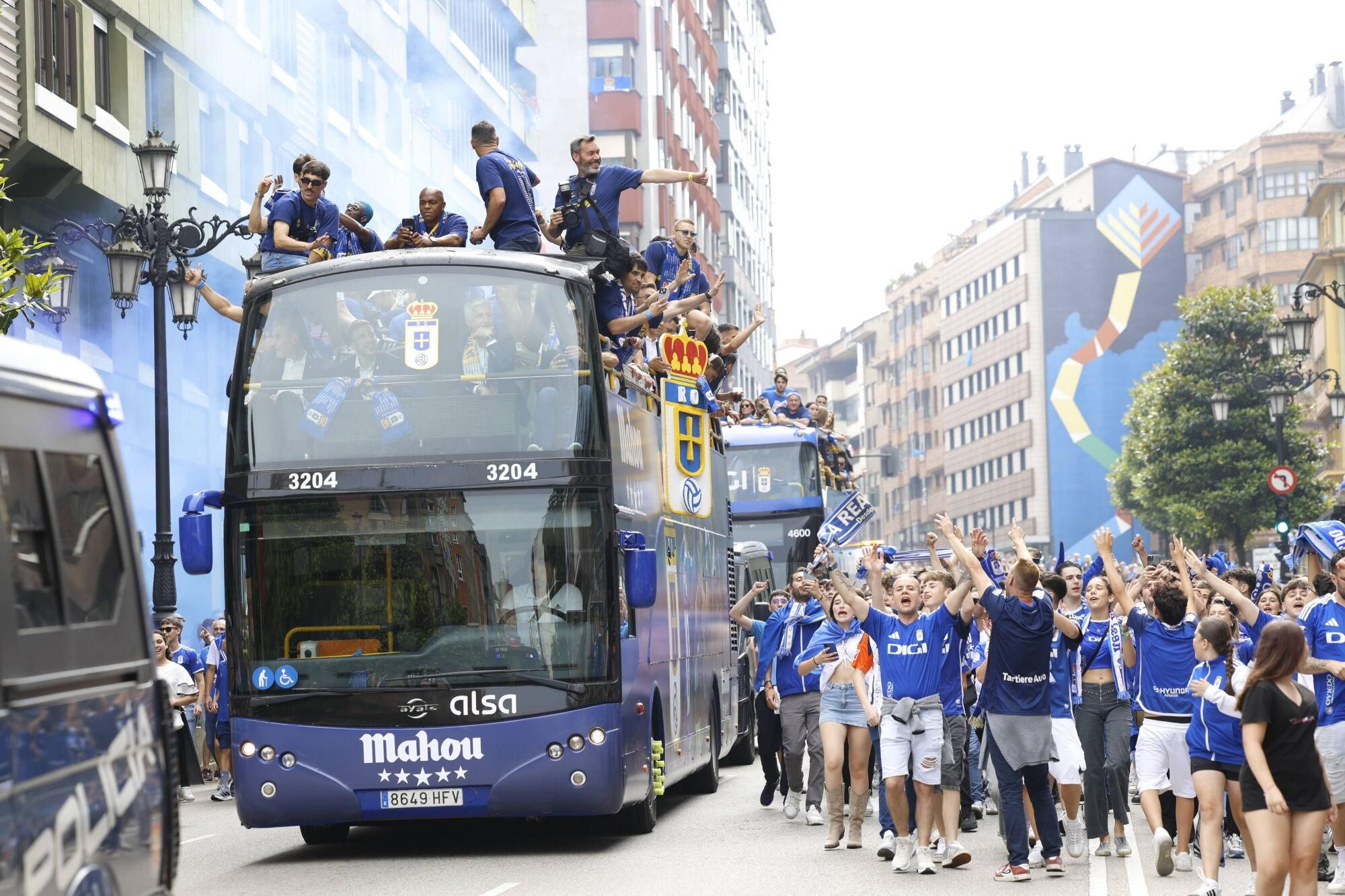 Locura azul en las calles de Oviedo para celebrar el ascenso del equipo a Primera División