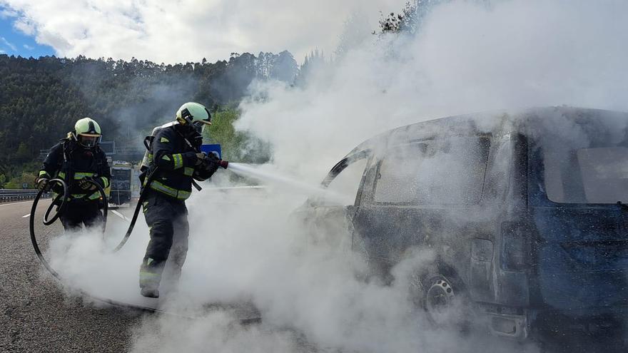 Arde una furgoneta en la Autovía a la altura de Villaviciosa