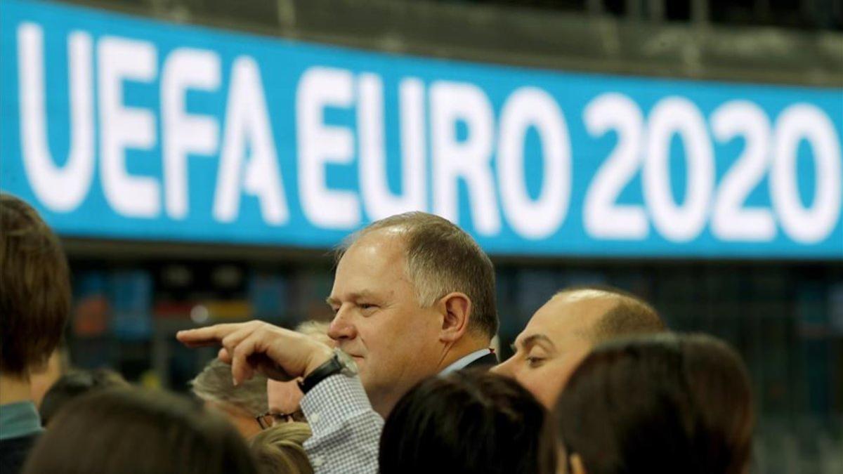 Schär, director de Estadios de la UEFA, durante un acto en San Petersburgo